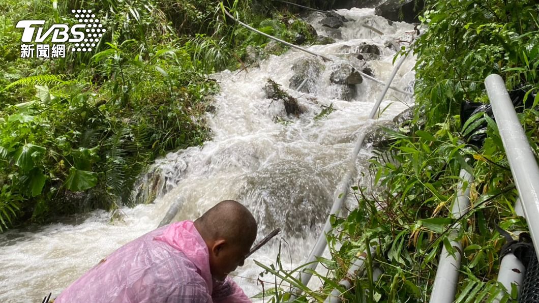 阿里山山美村飲用水源水管被沖毀，居民涉水搶修 。（圖／TVBS）