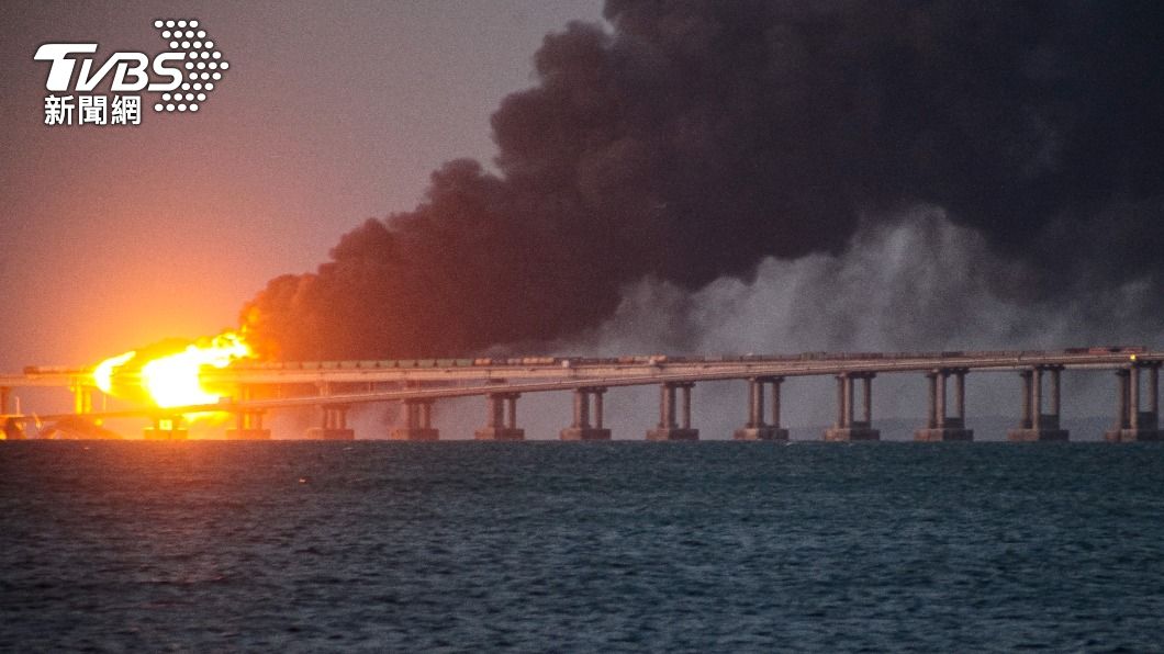 克里米亞大橋連接俄羅斯大陸與克里米亞半島。圖為2022年10月大橋爆炸，事後烏方宣稱襲擊克里米亞大橋，非本文所指事件。（圖／達志影像美聯社）