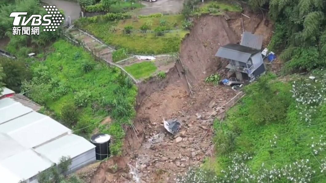 春陽溫泉區內農民的工寮隨土石坍方倒塌。(圖/居民提供)