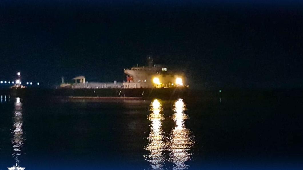 蘇伊士運河拖船遭油輪撞擊後沉沒。（圖／翻攝自Suez Canal Authority臉書）