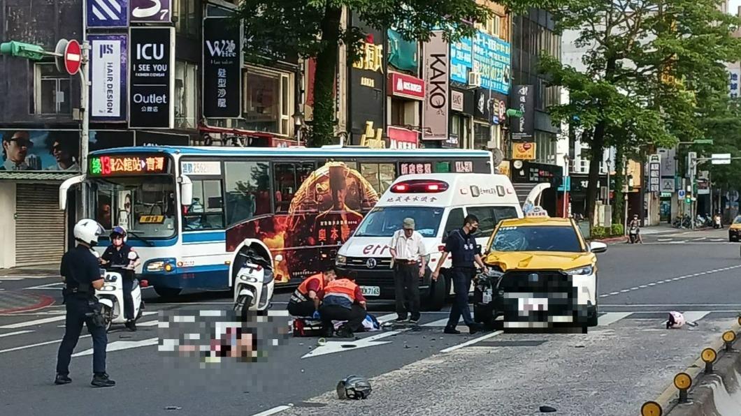 台北市傳出計程車、機車事故，機車上一對夫婦被撞飛倒地不起。（圖／翻攝記者爆料網）