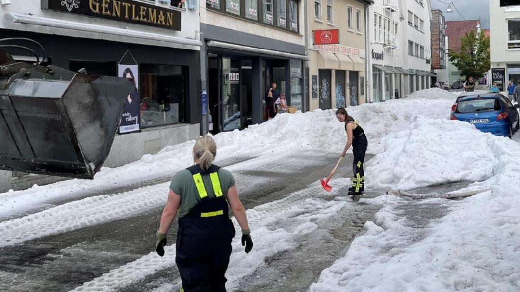 德國8月降冰雹，出動約250名工人鏟冰。（圖／翻攝自《德國之聲》）