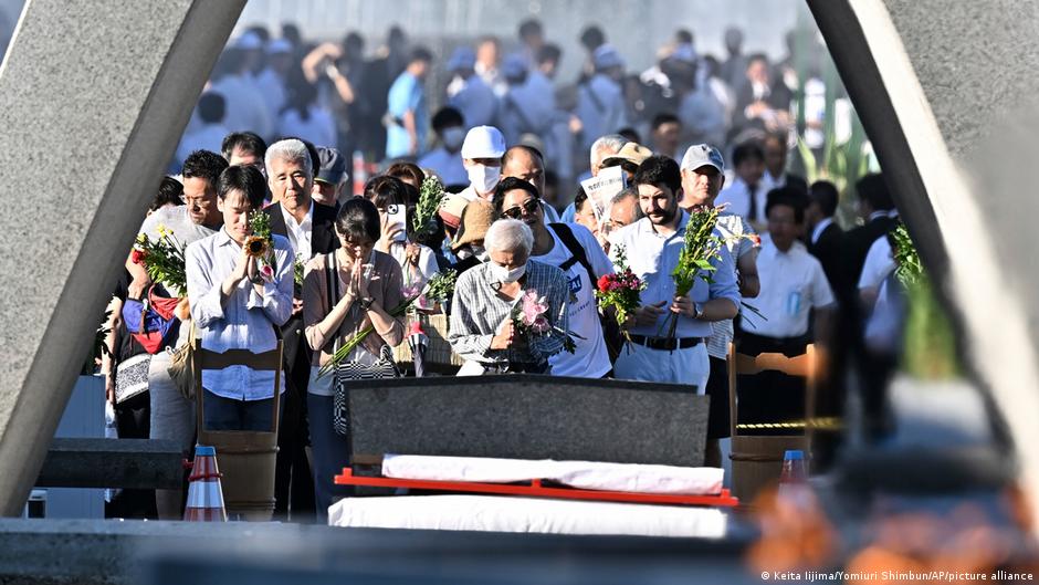 8月6日的和平紀念儀式從上午8時起在廣島市的和平公園內舉行，約有5萬人出席了這一儀式。（圖／德國之聲提供）