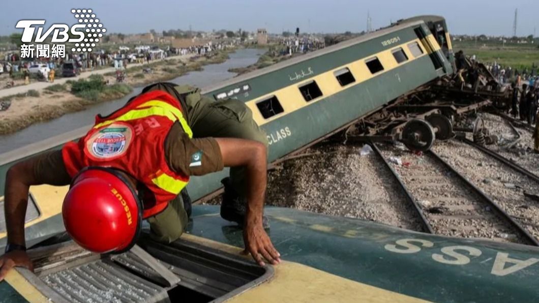 巴基斯坦南部發生火車出軌意外，至少30人死亡、逾80人受傷。（圖／達志影像路透社）
