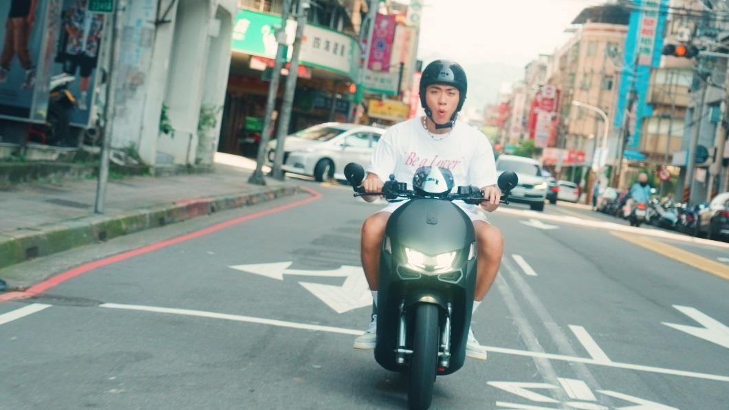 王ADEN為新專輯暖身騎車環島唱新歌快閃。（圖／宏佳騰X龍大謝提供）