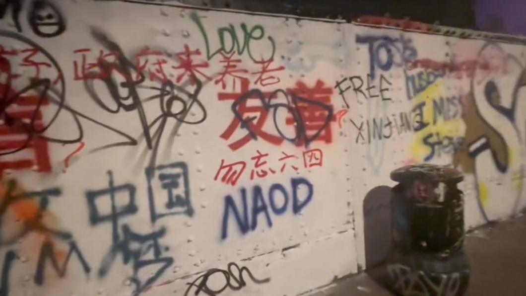 倫敦的塗鴉牆原本只有24字「社會主義核心價值觀」，加上其他人的塗改後，顯得十分諷刺。（圖／翻攝自李老師不是你老師推特）