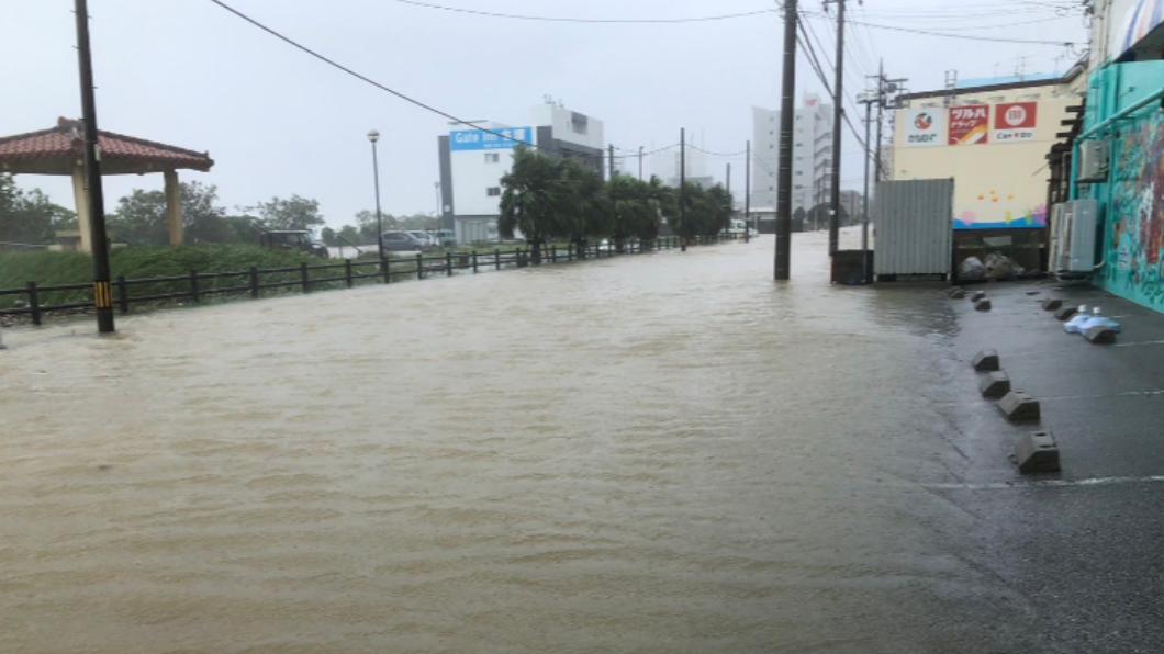 沖繩受到颱風影響，各地豪雨成災。（圖／翻攝自推特）