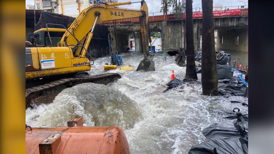 台南市東區林森路地下道淹水。（圖／TVBS）