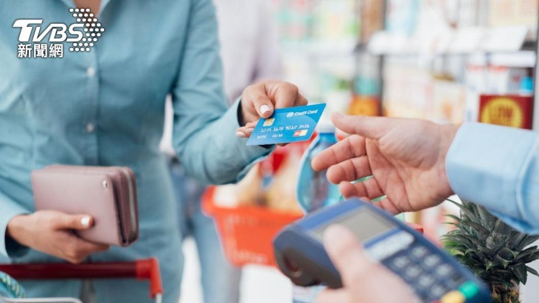不少民眾認為，刷信用卡回饋多，較划算。（示意圖／shutterstock 達志影像）