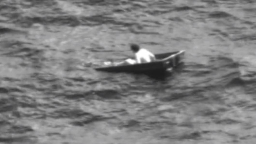 格雷戈里在海上漂流近2天，船頭沉入水中，但他仍死抓著小船不放。（圖／翻攝自美國海岸警衛隊網站）