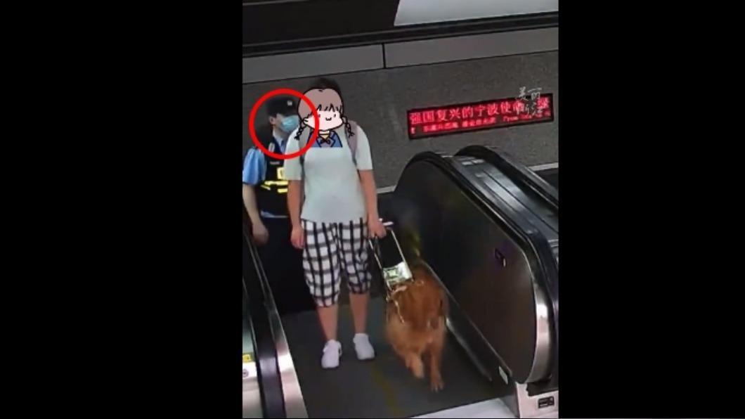 地鐵站員警有默契地看見女子與導盲犬，就會跟在他們後方默默守護。（圖／翻攝自微博新華網）