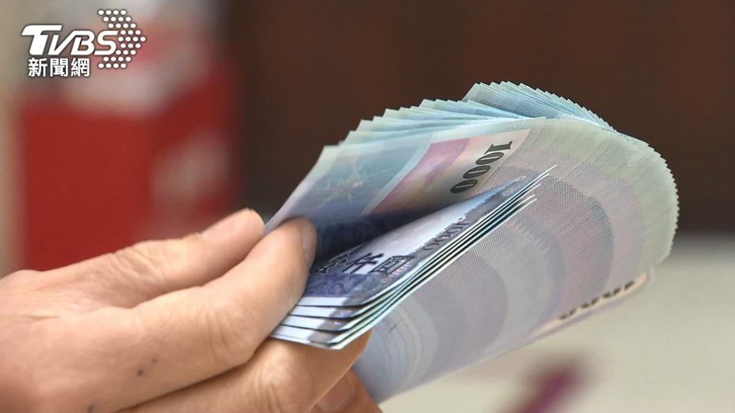 網友表示香港薪水比台灣高，且可能薪水上看台幣十萬元。（示意圖／Shutterstock達志影像）