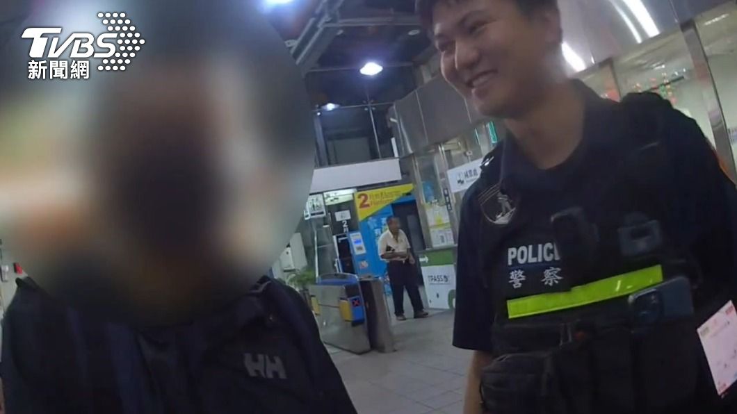 來台旅遊的威廉先生開心地謝謝員警的協助。（圖／TVBS）