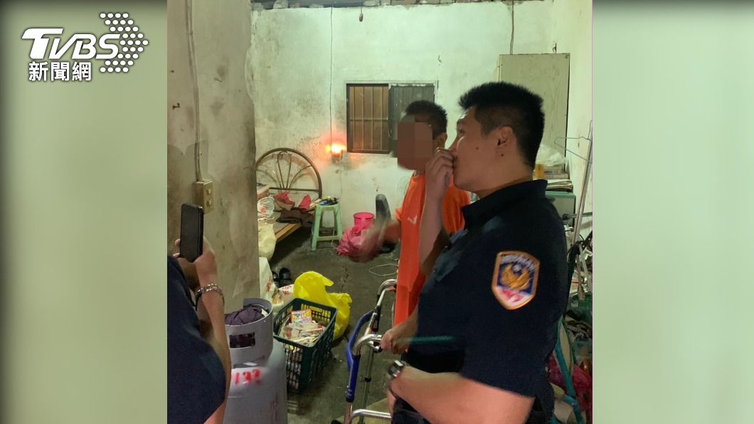 員警在老翁的老家找到他。（圖／TVBS）