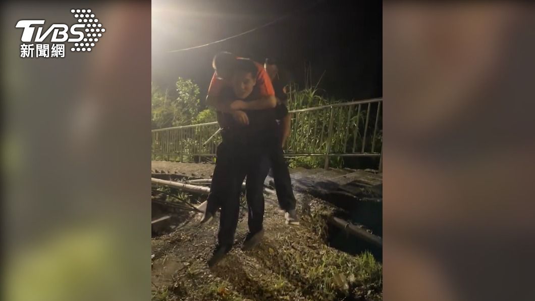 3名員警輪流背老翁下山。（圖／TVBS）