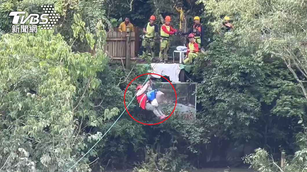 民眾透過橫渡溜索脫困。（圖／TVBS）