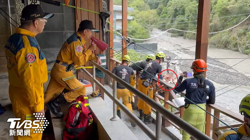 消防員幫忙接起幼嬰。（圖／TVBS）