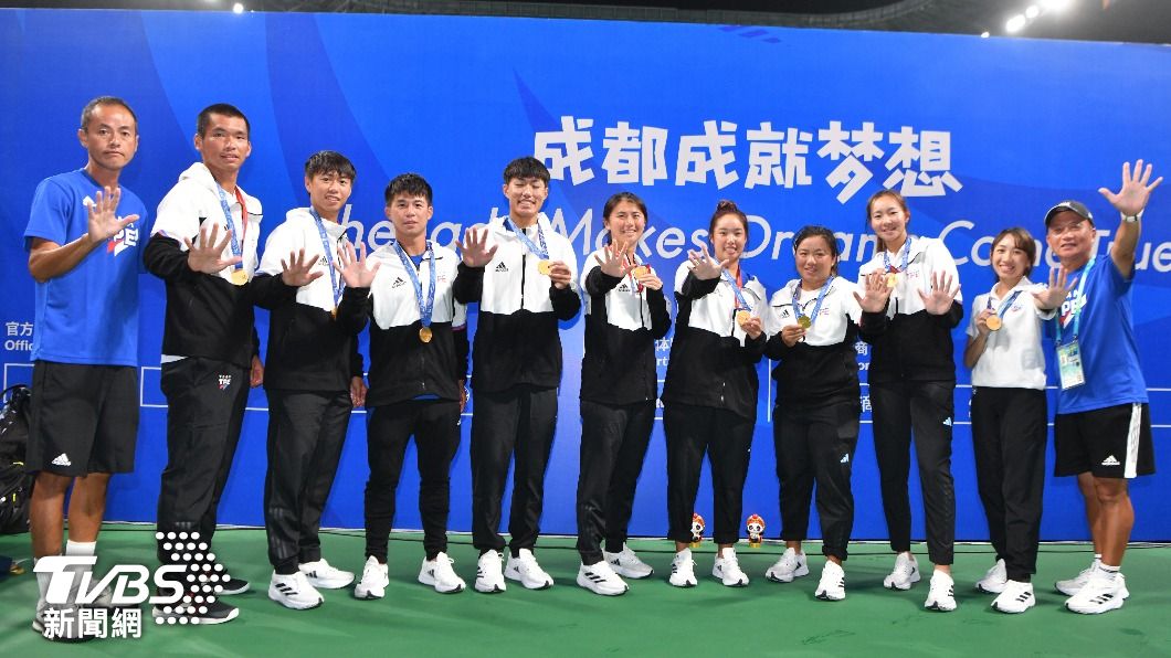 世大運中華網球隊嬴得男女團體金牌，加上男雙、女雙、混雙，樂開五金店。(圖/胡瑞麒攝)