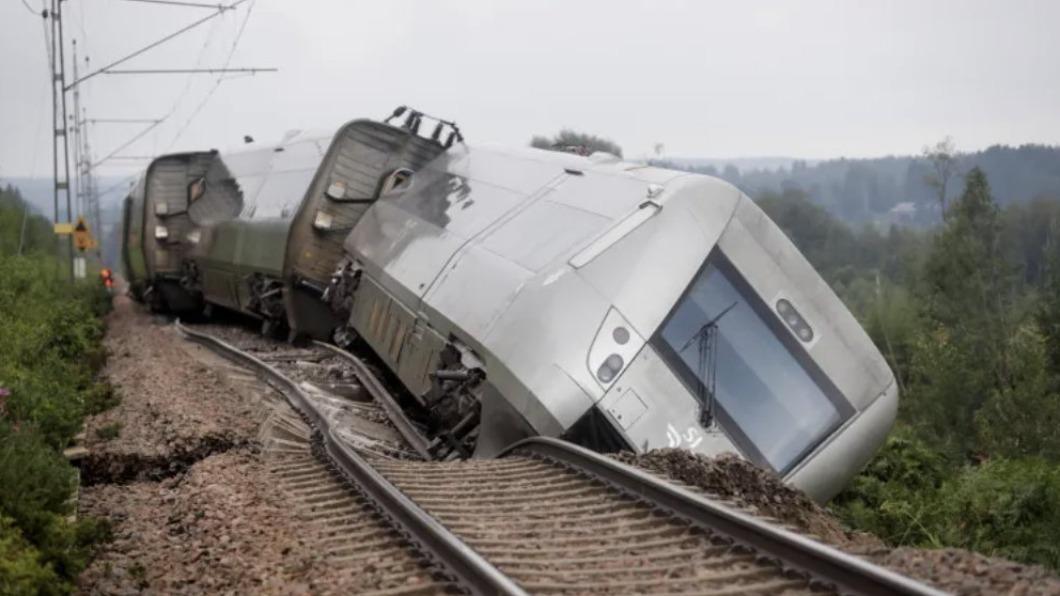 瑞典因大雨造成火車脫軌。（圖／翻攝自Twitter@AJEnglish）