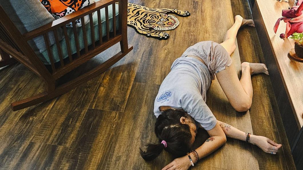 藝人史丹利收工回家撞見Gigi躺在客廳地板（圖／翻攝史丹利FB）