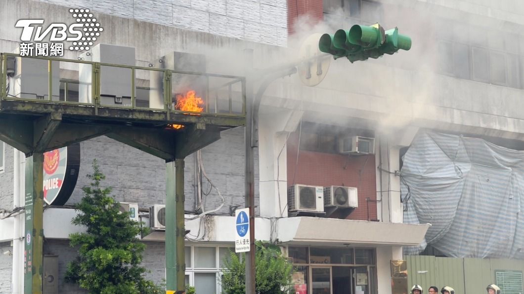 台北榮總附近變電箱起火。（圖／TVBS）