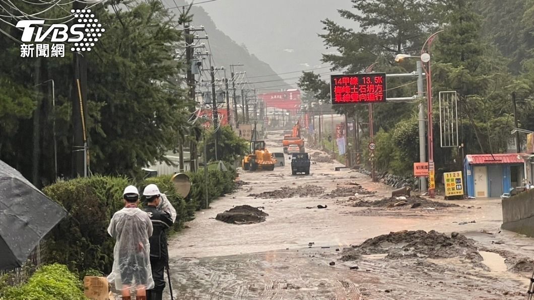 Typhoon Khanun’s rainfall hits Nantou, stranding residents (TVBS News) Typhoon Khanun’s rainfall hits Nantou, stranding residents