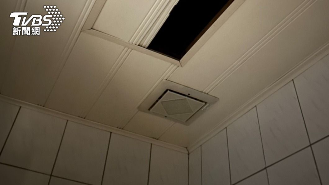 網友分享浴室天花板莫名被推開的恐怖經歷。（示意圖／TVBS）