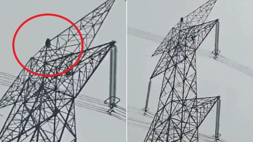 印度一名女子與男友爭吵後竟爬上當地一座超過45公尺高的電塔。（圖／翻攝自Twitter@hvgoenka）