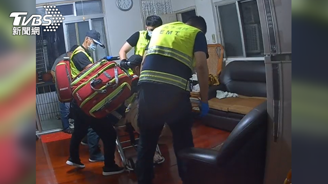警方破門後發現老婦失去意識，緊急送醫搶救。（圖／TVBS）