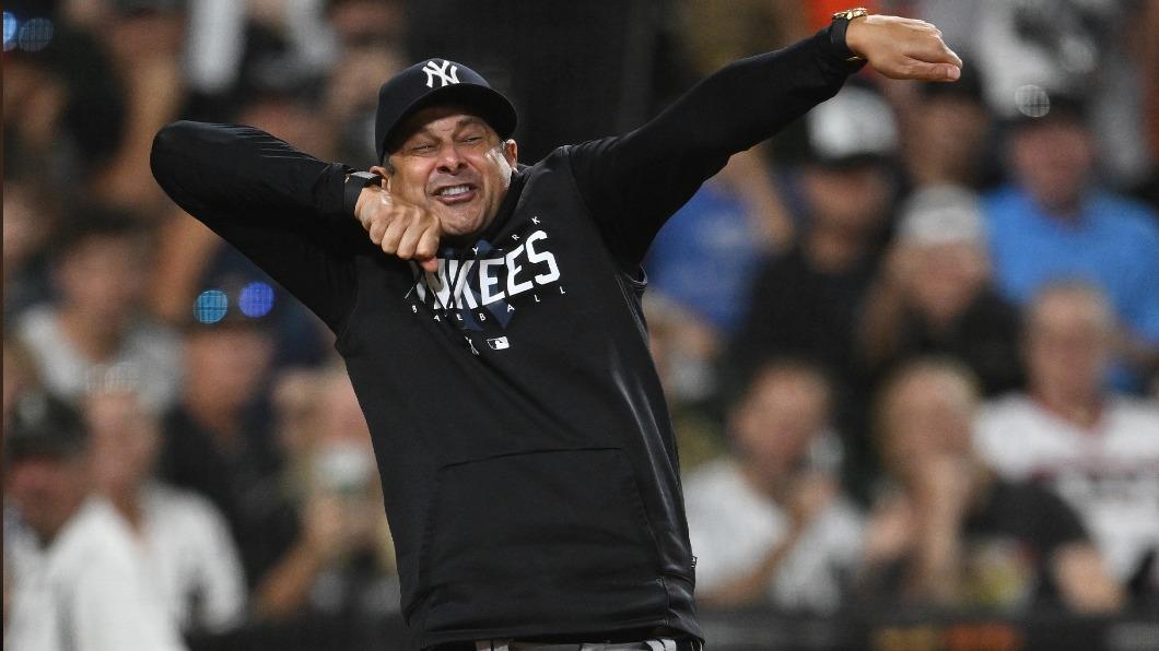 紐約洋基隊總教練布恩抗議主審好球帶。（圖／翻攝自Twitter@MLBONFOX）