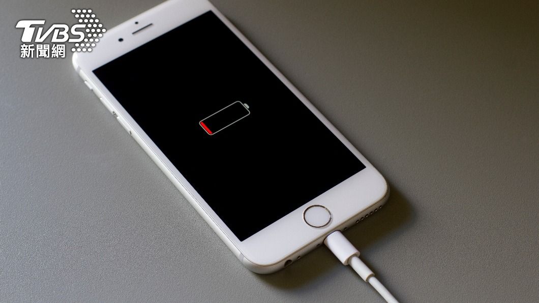 許多用戶抱怨iPhone耗電。（示意圖／shutterestock達志影像）