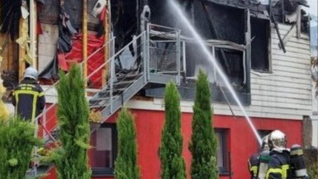 法國靠近德國邊境的溫岑海姆鎮發生火災，11人下落不明。（圖／翻攝自@MeetOurWorld推特）