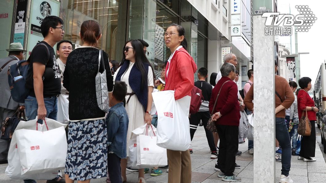 2018年，在東京銀座享受購物的中國遊客。（圖／達志影像美聯社）