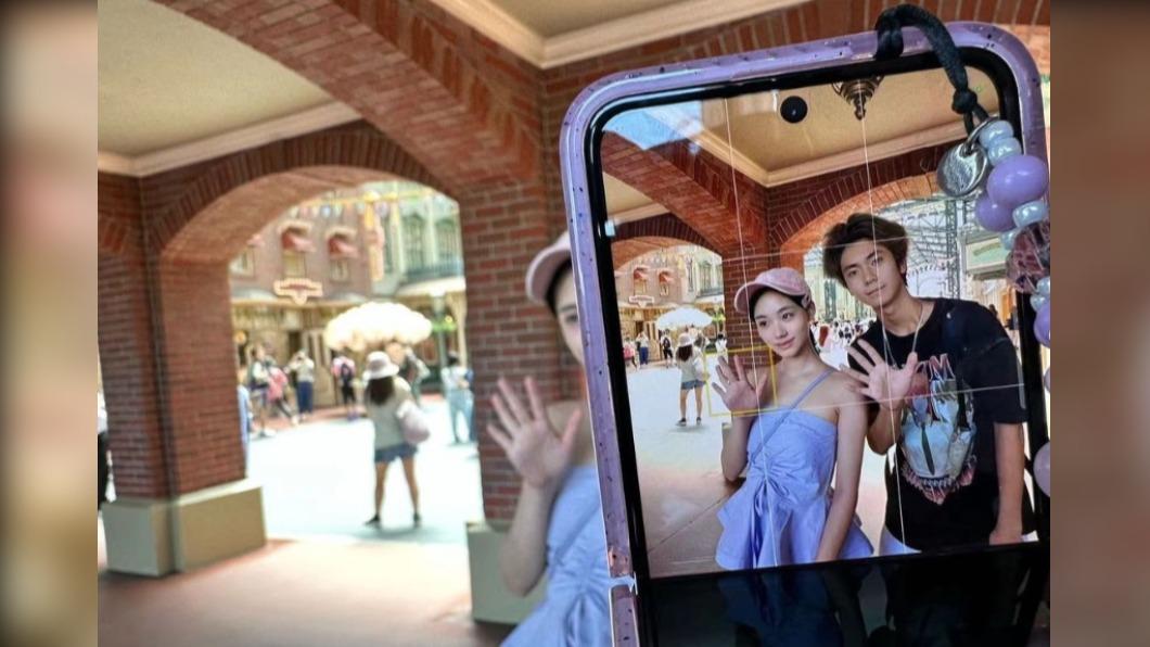 Lily PO出與表哥Migu的合照，引起網友熱烈討論。（圖 / 翻攝自@lilyhsuuuu IG）