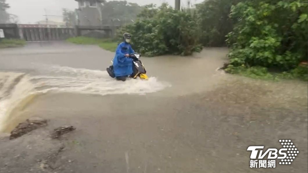 仁德機場路淹大水，來往的行車通行困難。（圖／TVBS）