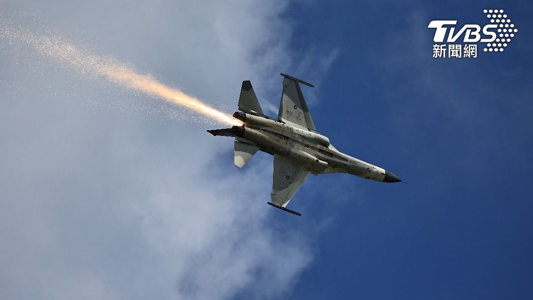 空軍清泉崗基地今發生IDF戰機「引擎起火」迫降意外。（圖／鄭勝為攝）