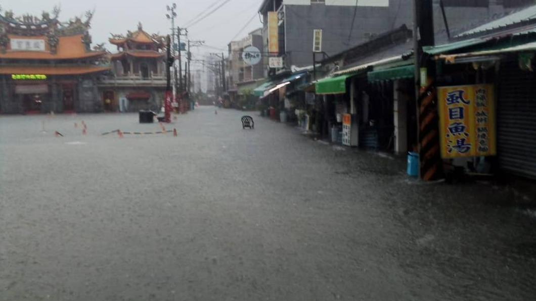 臺南市安南區朝皇宮外淹水。（圖／翻攝自「我住台南安南區」臉書）