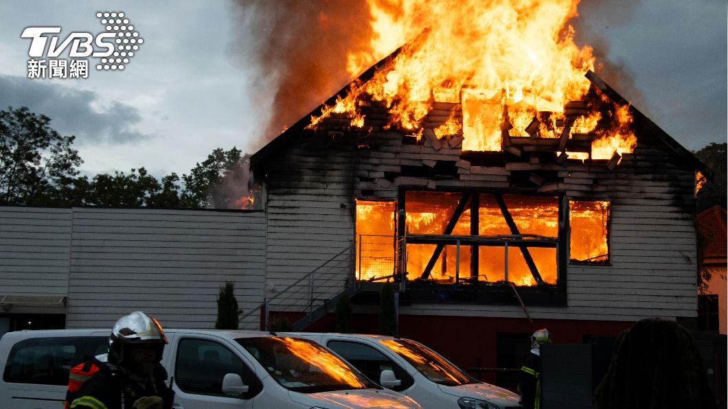法國溫岑海姆的一座度假別墅9日發生猛烈火警，造成11人死亡。（圖／達志影像美聯社）