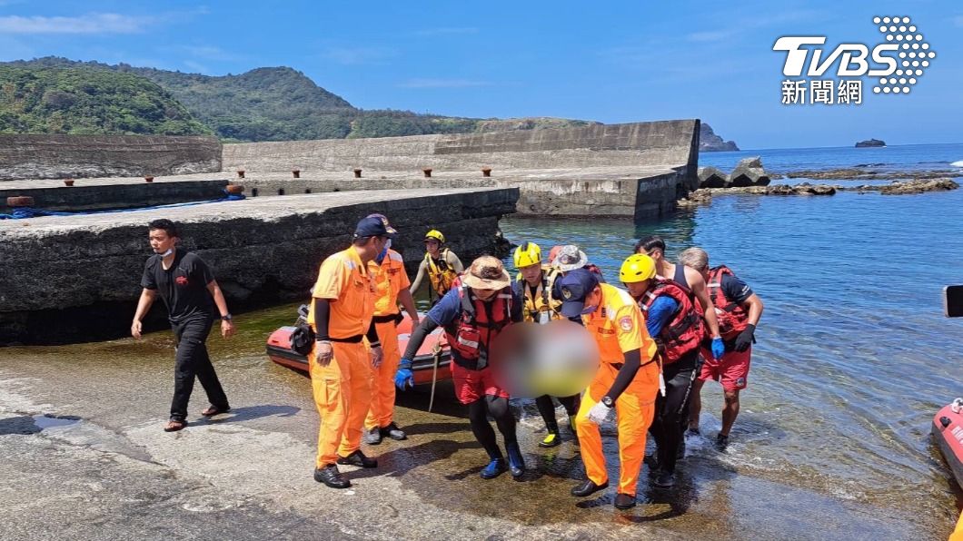 士官長綠島釣魚失蹤，民間救援人員於釣點下方礁岩發現張男遺體，已明顯死亡。（圖／TVBS）