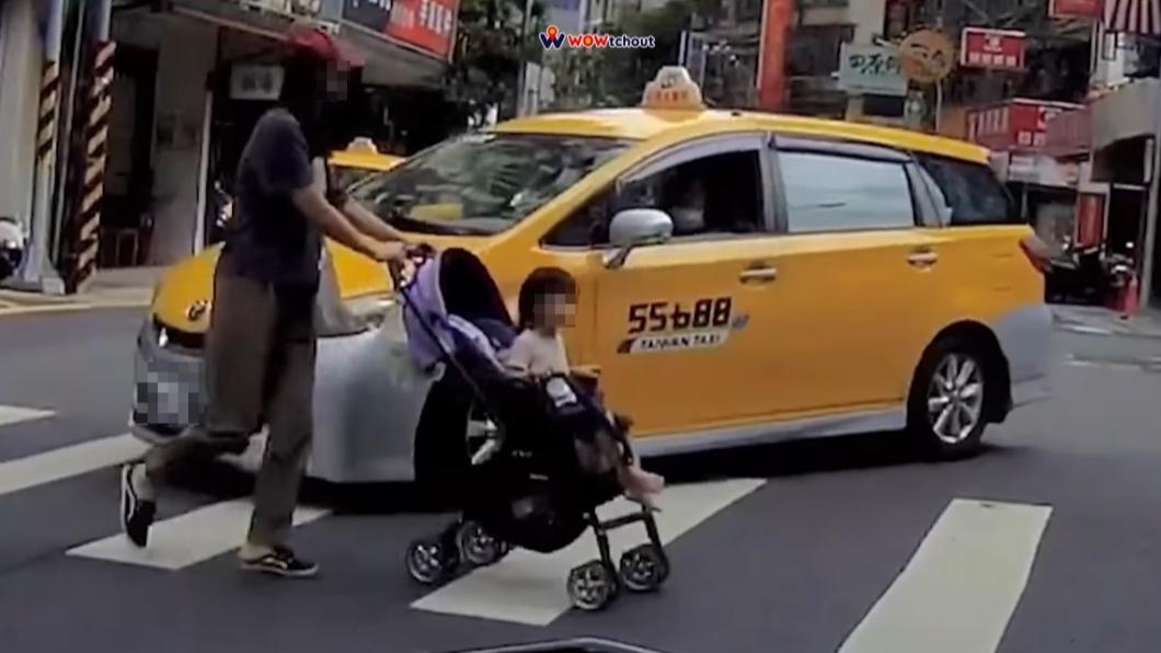 媽媽推嬰兒車通過斑馬線，計程車並未停讓。（圖／翻攝自WoWtchout-地圖型行車影像分享平台）