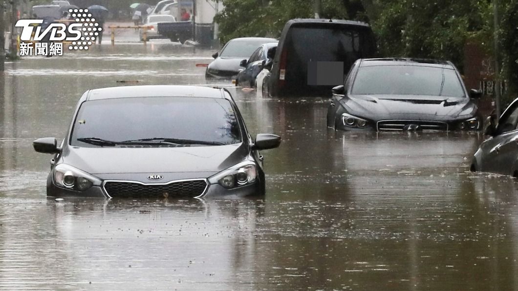 南韓昌原市的路上車輛被大水淹沒。（圖／達志影像美聯社）