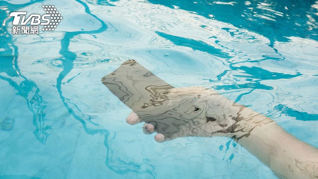 墨西哥少年跳入泳池撿手機卻意外觸電身亡。（示意圖／Shutterstock達志影像）