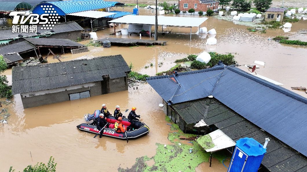 救援人員在韓國大邱市的洪水中尋找失蹤人員。（圖／達志影像美聯社）