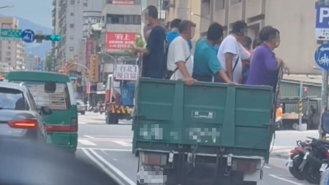 貨車後車斗載了至少十名乘客，相當危險。（圖／翻攝自社會事新聞影音）