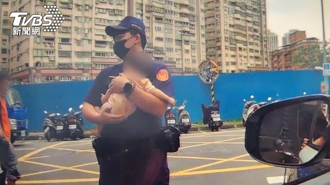 員警見狀後一把抱起女童當起「奶爸」。（圖／TVBS）
