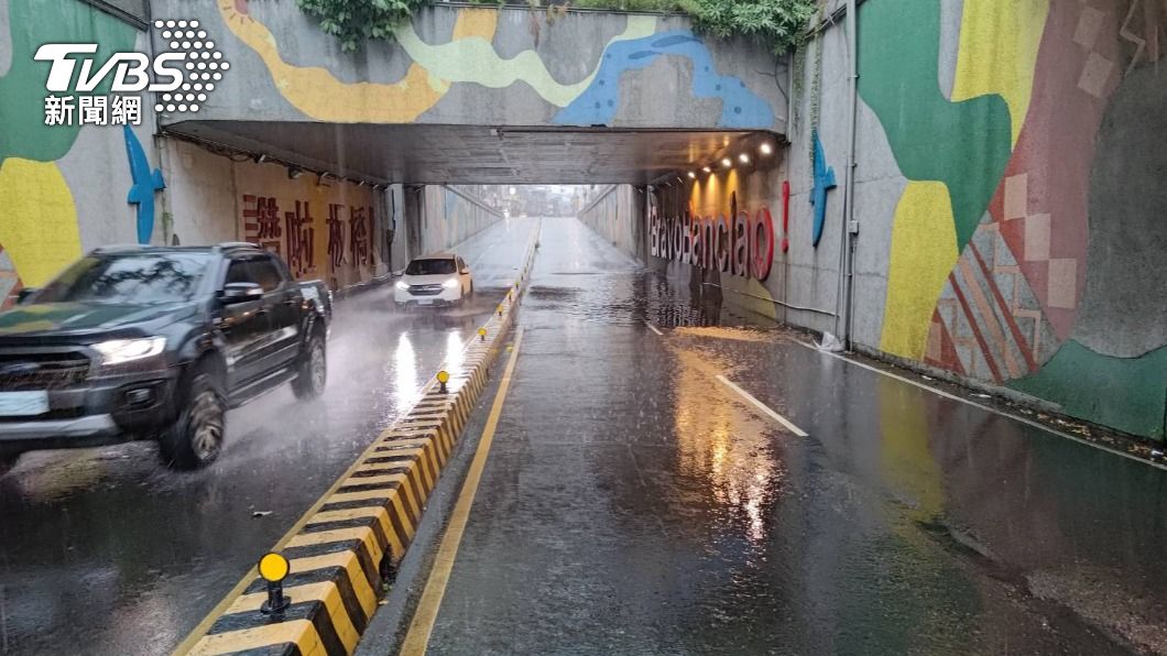 板橋大觀地下道已淹水至1個輪胎深。（圖／TVBS）
