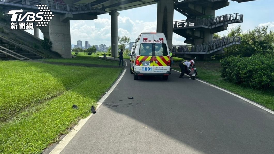 男騎士墜橋摔在自行車道上，警消到場搶救。（圖／TVBS）