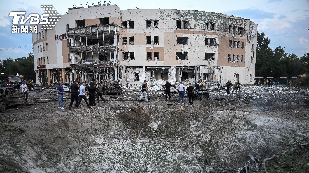 俄羅斯飛彈襲擊，飯店前北炸出一個大彈坑。（圖／達志影像路透社）
