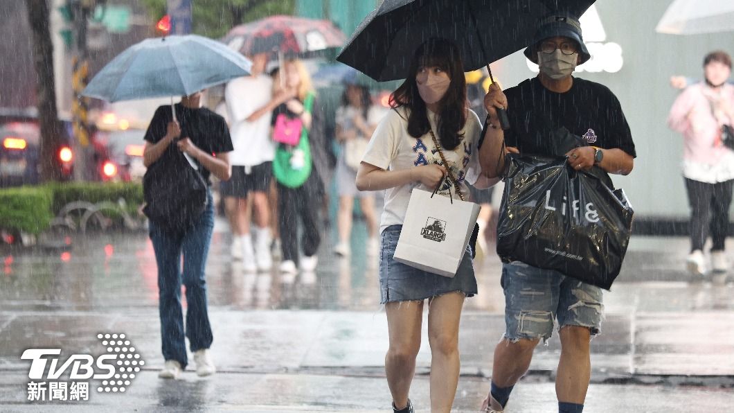 東北季風、華南雲雨區週五起影響台灣，北部東部容易下雨。（圖／TVBS資料畫面）