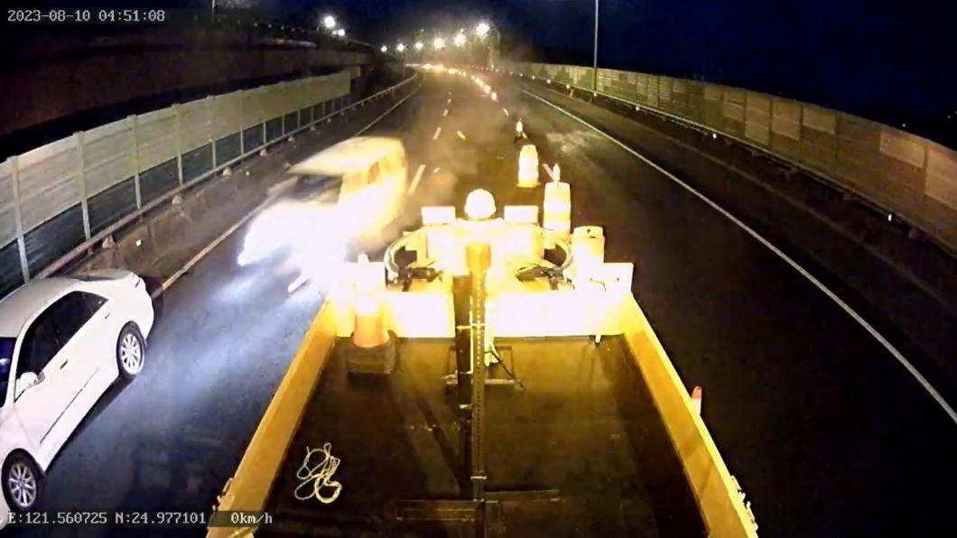行車紀錄器拍下小轎車誤闖施工車道的追撞瞬間。（圖／TVBS）